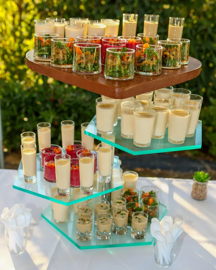 Verrines colorées sur un présentoir pendant le cocktail